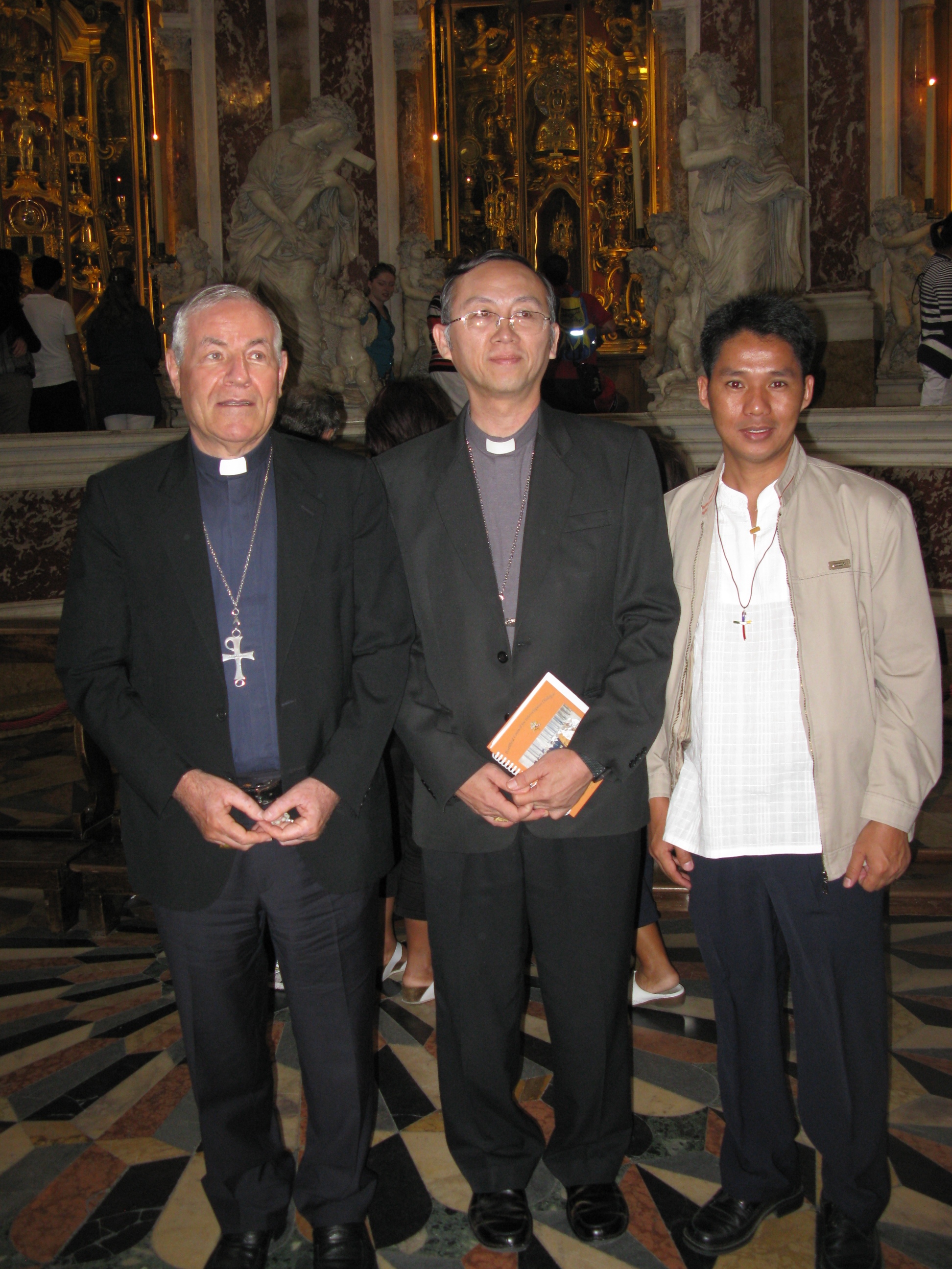 da sinistra: mons. Mattiazzo, il vescovo Virà e p. Virasak
